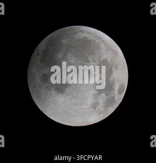 Londres, Royaume-Uni. 28 août 2026. Développement d'une éclipse lunaire de pleine lune montrant l'ombre de la Terre assombrissant la pleine lune - 1 sur 11 images. Crédit : Malcolm Park/Alamy Banque D'Images