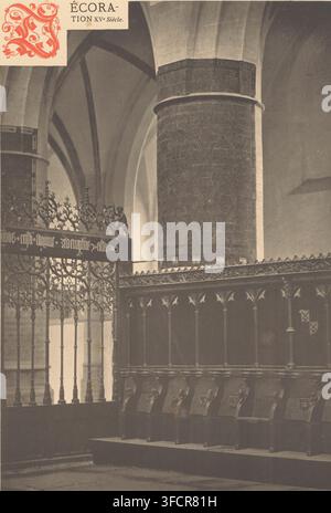 Décoration, XVe Siècle, Détails de l'intérieur de la Grote ou Sint-Bavokerk à Haarlem, page, impression photomécanique, monogramme : 'JJvY', inscription : 'Décoration peinte dans, ', inscription : 'LITT. D. - PL. 3', Sint-Bavokerk (Haarlem), fabricant de cliché : Joseph Maes (possiblement), Anvers, d'après un dessin de Christoffel Plantijn, c. 1875 - en ou avant 1880, photographe, Haarlem, papier, collotypie, photolithographie, hauteur 333 mm x largeur 233 mm, intérieur de l'église., Une photographie intérieure sépia montrant une section d'un espace voûté avec une grande colonne cylindrique décorée s'élevant vers des arcs nervurés Banque D'Images