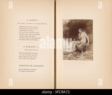 Reproduction photographique d'une peinture de deux femmes se baignant, photographie, reproduction, page, d'après une peinture anonyme, c. 1874 - avant 1884, photographe, papier, tirage à l'albumine, hauteur 118 mm x largeur 87 mm, image, peinture, baignade - AA - en plein air, femme adulte (+ deux personnes). Un livre ouvert montrant deux pages face à face avec un dos vertical au centre, la page de gauche principalement vierge avec des blocs de texte imprimés et des titres en une encre plus foncée, et la page de droite présentant une illustration rectangulaire sépia de deux figures partiellement vêtues au bord d'un cours d'eau boisé avec feuillage et un Banque D'Images