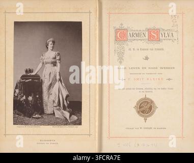 Portrait d'Elisabeth zu Wied, reine de Roumanie, page, impression photomécanique, imprimeur (personne) : Rommel & Co, Martin, Stuttgart, éditeur : Willem Gosler, Haarlem, c. 1881 - avant 1886, imprimeur (personne), Bade-Wurtemberg, papier, collotypie, photodruck, hauteur 148 mm x largeur 98 mm, personne, Elisabeth zu Wied (reine de Roumanie), personnes historiques - BB - femme, reine., Une double page d'un livre avec une photographie sépia sur la page de gauche montrant une femme en robe formelle et diadème debout à côté d'une petite table drapée surmontée d'un coussin et d'une couronne, sa main reposant sur la table et le ski Banque D'Images