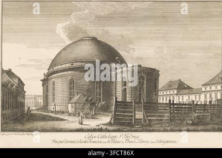 Église catholique Sainte-Hedwige vue par derrière, depuis la rue Françoise, avec le palais du prince Henry au loin, Vue de la cathédrale Sainte-Hedwige à Berlin, estampe, graveur : Johann Georg Rosenberg, 1777, papier, gravure, hauteur 490 mm x largeur 744 mm, Cathédrale Sainte-Hedwige (Berlin). Un grand bâtiment en pierre à dôme occupe le centre de la scène, montrant des murs arrondis avec de hautes fenêtres en arc et des détails de maçonnerie ; une petite annexe semi-cylindrique avec un parement de pierre similaire lui est adjacente à droite. Devant l'annexe se trouve une clôture en bois avec une porte à gradins et un petit abri au toit de chaume à proximité. Un Banque D'Images