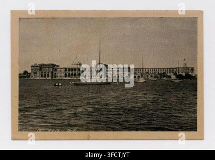 Le palais de Ras al-Tin, un grand bâtiment le long du front de mer à Alexandrie, en Égypte, avec des bateaux au premier plan. Banque D'Images