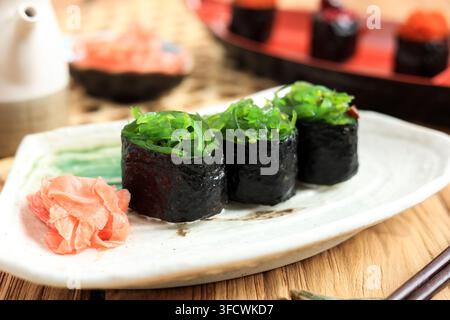 Rouleau de sushi au riz et algues vertes Chuka Wakame, servi dans une assiette avec du gingembre Gari Banque D'Images