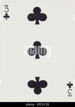 Une carte à jouer trois de trèfle, avec trois symboles de trèfle noirs disposés verticalement, tirée d'un jeu de cartes américain, daté de 1900. Banque D'Images