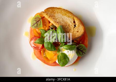 Salade de tomates, basilic et burrata - plat servi dans un restaurant Banque D'Images
