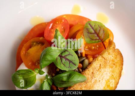 Salade de tomates, basilic et burrata - plat servi dans un restaurant Banque D'Images