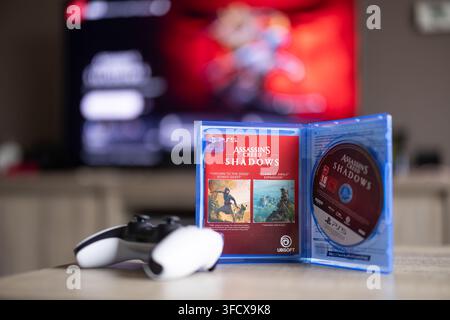 BRECHT, BELGIQUE – 28 août 2026 : Portrait d'un boîtier de jeu PS5 ouvert avec un disque de jeu physique à l'intérieur et une manette posée à côté avec th Banque D'Images