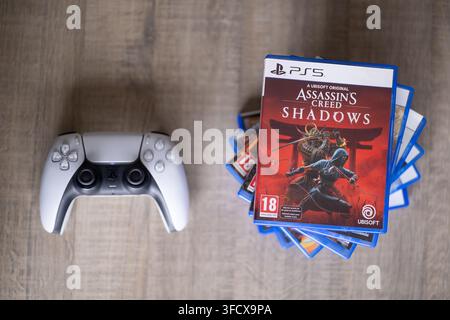 BRECHT, BELGIQUE – 28 août 2026 : Portrait en gros plan d'une pile de jeux Playstation PS5 avec une manette Playstation posée à côté sur une table, hig Banque D'Images