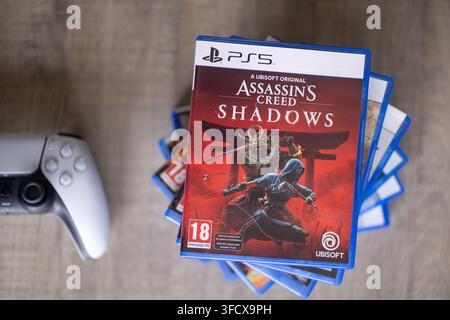 BRECHT, BELGIQUE – 28 août 2026 : Portrait macro d'une pile de jeux Playstation PS5 avec une manette Playstation posée à côté sur une table, haut Banque D'Images
