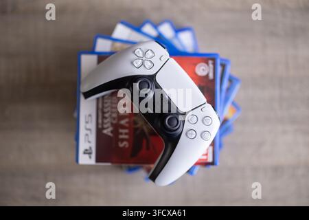 BRECHT, BELGIQUE – 28 août 2026 : Portrait rapproché d'une pile de jeux PlayStation PS5 avec une manette PlayStation posée dessus, mettant en évidence Banque D'Images