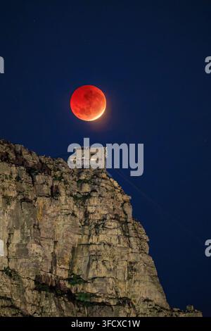 Le Cap, Cap occidental, Afrique du Sud - 28 août 2026 : Vue sur la montagne de la Table illuminée par une lune de sang dans la nuit. Banque D'Images