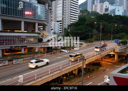 HONG KONG, CHINE - 15 NOVEMBRE 2025 : Trafic automobile à plusieurs niveaux dans les rues de Central, à Hong Kong. Banque D'Images