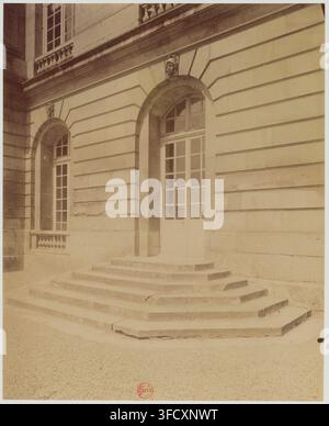 Le Château de Versailles, Yvelines, France, montrant le portail du château, dans une photographie d'Eugène Atget, un photographe français, prise entre 1902 et 1903. Banque D'Images