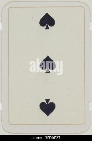 Une gravure de 1900 d'une carte à jouer avec trois symboles de pique, liée au jeu de Patiences. Banque D'Images