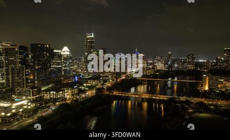 Vue aérienne de la skyline d'Austin la nuit avec des gratte-ciel illuminés se reflétant dans la rivière Colorado à Austin, Texas, États-Unis. Banque D'Images