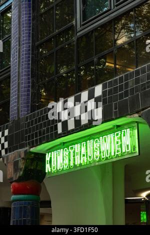 VIENNE, AUTRICHE - 22 AOÛT 2026 : Enseigne au néon illuminée en vert du musée Kunst Haus Wien sur la façade en mosaïque du bâtiment. Banque D'Images