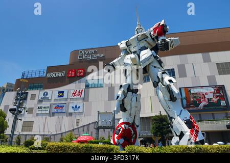 Statue grandeur nature d'Unicorn Gundam à Diver City Tokyo Plaza à Odaiba, Tokyo, Japon Banque D'Images