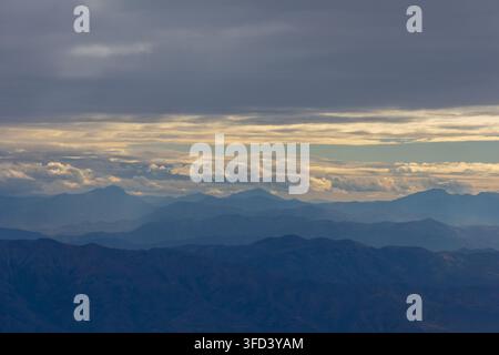 Chili - 4 juillet 2026 : La vue panoramique du paysage au coucher du soleil survolant les Andes enneigées, Chili Banque D'Images