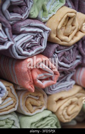 Serviettes colorées empilées dans une vitrine de magasin Banque D'Images