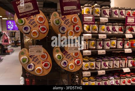 Tachkent, Ouzbékistan - 4 octobre 2024 : Des bocaux variés de confitures de fruits et de conserves sont soigneusement disposés sur l'étagère du supermarché Galmart. Banque D'Images
