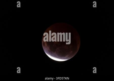Un plan rapproché capturant l'éclipse lunaire partielle impressionnante durant la nuit du 27 au 28 août 2026, tel que vu depuis l'hémisphère sud au Brésil Banque D'Images