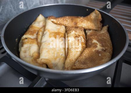 Crêpes roulées à la garniture au fromage. Banque D'Images
