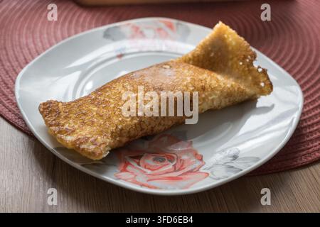 Crêpes roulées à la garniture au fromage. Banque D'Images