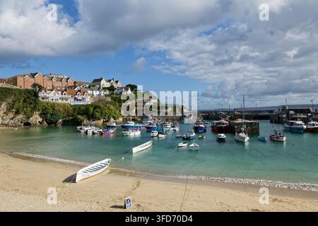 Newquay Harbour dans le Cornwall, en Angleterre, avec des bateaux de pêche et de plaisance, une plage de sable et une ville côtière par une journée ensoleillée Banque D'Images