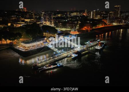 Vue aérienne nocturne du quai de Greenwich et du front de mer illuminé de la Tamise à Greenwich, Londres, Angleterre, Royaume-Uni, le 31 juillet 2026. Banque D'Images