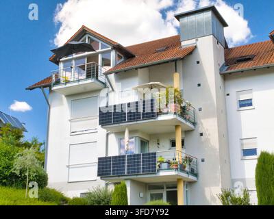 Uberlingen, Allemagne - 06 juil. 2026 : Panneaux solaires montés sur les balcons d'appartements à Uberlingen, Allemagne, sous un ciel bleu vif, mettant en évidence les PV installés par les consommateurs Banque D'Images