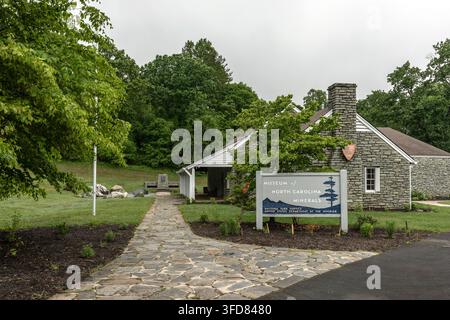 Panneau du National Park Service pour le Musée des Minéraux de Caroline du Nord à côté d'un chemin de pierre au point kilométrique 331 sur le Blue Ridge Parkway, Caroline du Nord Banque D'Images