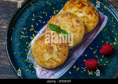 Cheesecakes à la menthe et à la crème aigre. Délicieux dessert, cuisine ukrainienne. Gros plan, vue de dessus Banque D'Images
