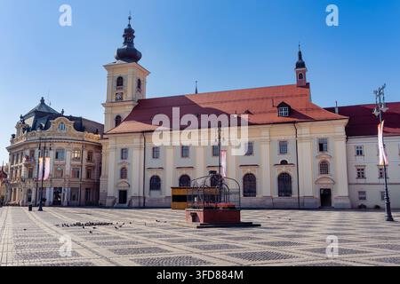 Église catholique romaine de la Sainte-Trinité sur Piata Mare à Sibiu, Transylvanie, Roumanie Banque D'Images