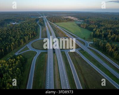 Vue aérienne de l'échangeur autoroutier A2 et E77 près de Sigulda, Lettonie, au lever du soleil Banque D'Images