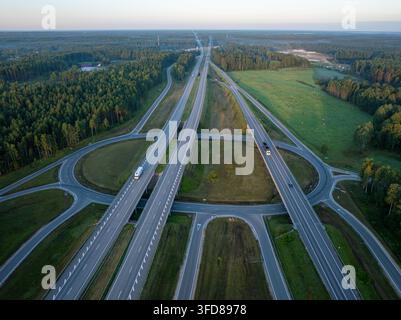 Vue aérienne d'un grand échangeur autoroutier et du paysage rural près de Sigulda, Lettonie Banque D'Images