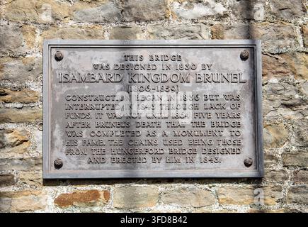 Plaque commémorative en bronze sur un mur de pierre du pont suspendu de Clifton rendant hommage à Isambard Kingdom Brunel et au pont qu'il a conçu Banque D'Images