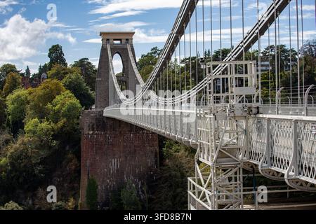 Pont suspendu de Clifton enjambant le profond ravin de l'Avon au-dessus de la rivière avec câbles et tours en pierre Banque D'Images