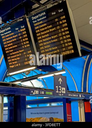 Tableau électronique de départ au-dessus des quais 13 et 14 de Manchester Piccadilly Banque D'Images