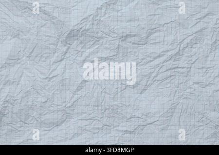 Texture de papier quadrillé froissé formant un fond ridé et désordonné avec des lignes bleues Banque D'Images