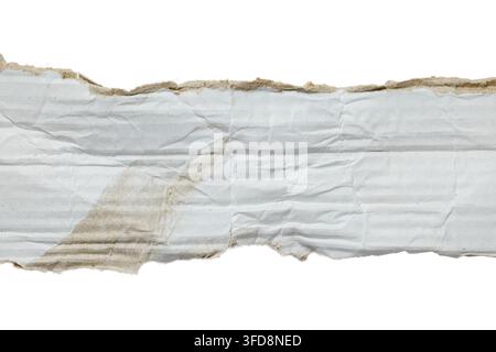 Morceau de carton blanc gondolé déchiré avec des bords rugueux et une texture usée Banque D'Images