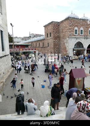 ISTANBUL - 22 SEPT 2024 - Piétons se détendant, se promenant près du bazar historique aux épices, place de marché d'Istanbul, scène urbaine turque. , complexe de la mosquée Yeni Banque D'Images