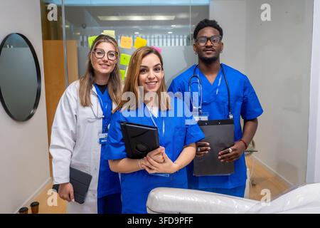 Équipe médicale diversifiée debout ensemble et souriant à l'hôpital Banque D'Images
