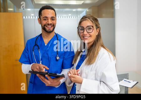 Équipe médicale collaborant sur des données de santé à l'aide d'une tablette numérique Banque D'Images