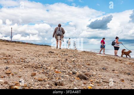 Prise de vue en contre-plongée de personnes sur la plage de Skegness dans le Lincolnshire, Royaume-Uni Banque D'Images