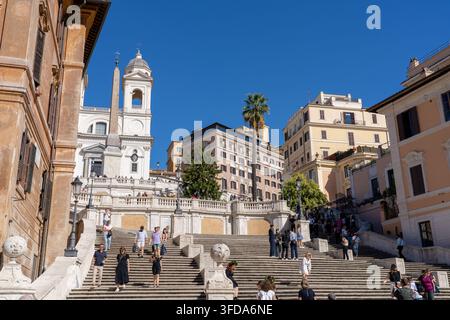 Rome Italie - 3 octobre 2022 : Vue des Escaliers Espagnols à Rome par une journée ensoleillée avec des gens qui se promènent Banque D'Images