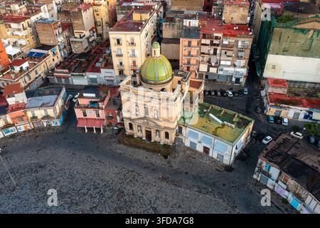 Naples Italie - 30 septembre 2022 : Vue aérienne de Santa Croce e Purgatorio al Mercato sur la Piazza Del Mercato le matin à Naples Italie Banque D'Images