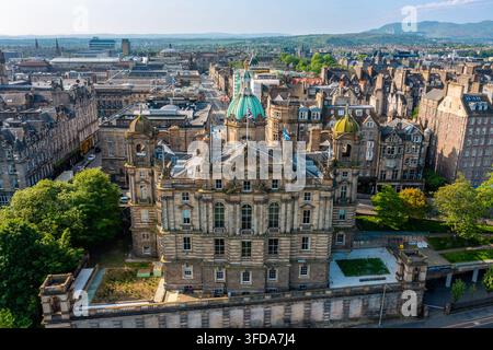 Vue aérienne du musée sur le Mound à Édimbourg, Écosse, regardant vers la Old Town Banque D'Images