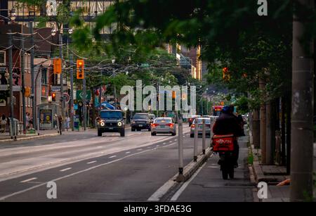Toronto, Ontario, Canada – 06 21 2025 : Scène de circulation urbaine en journée sur Queen Street West près de Beverley Street dans le centre-ville de Toronto mettant en scène des voitures incl Banque D'Images