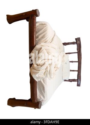Lit en bois marron avec des draps blancs désordonnés ou en désordre est isolé sur fond blanc avec un chemin de découpe. Banque D'Images