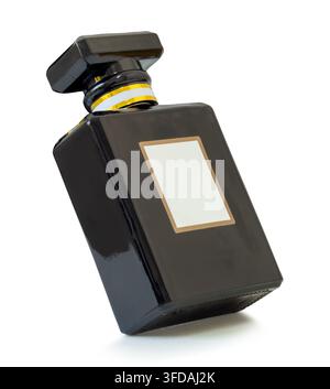 Une seule bouteille noire de parfum ou de fragrance est isolée sur fond blanc avec un chemin de découpage. Banque D'Images